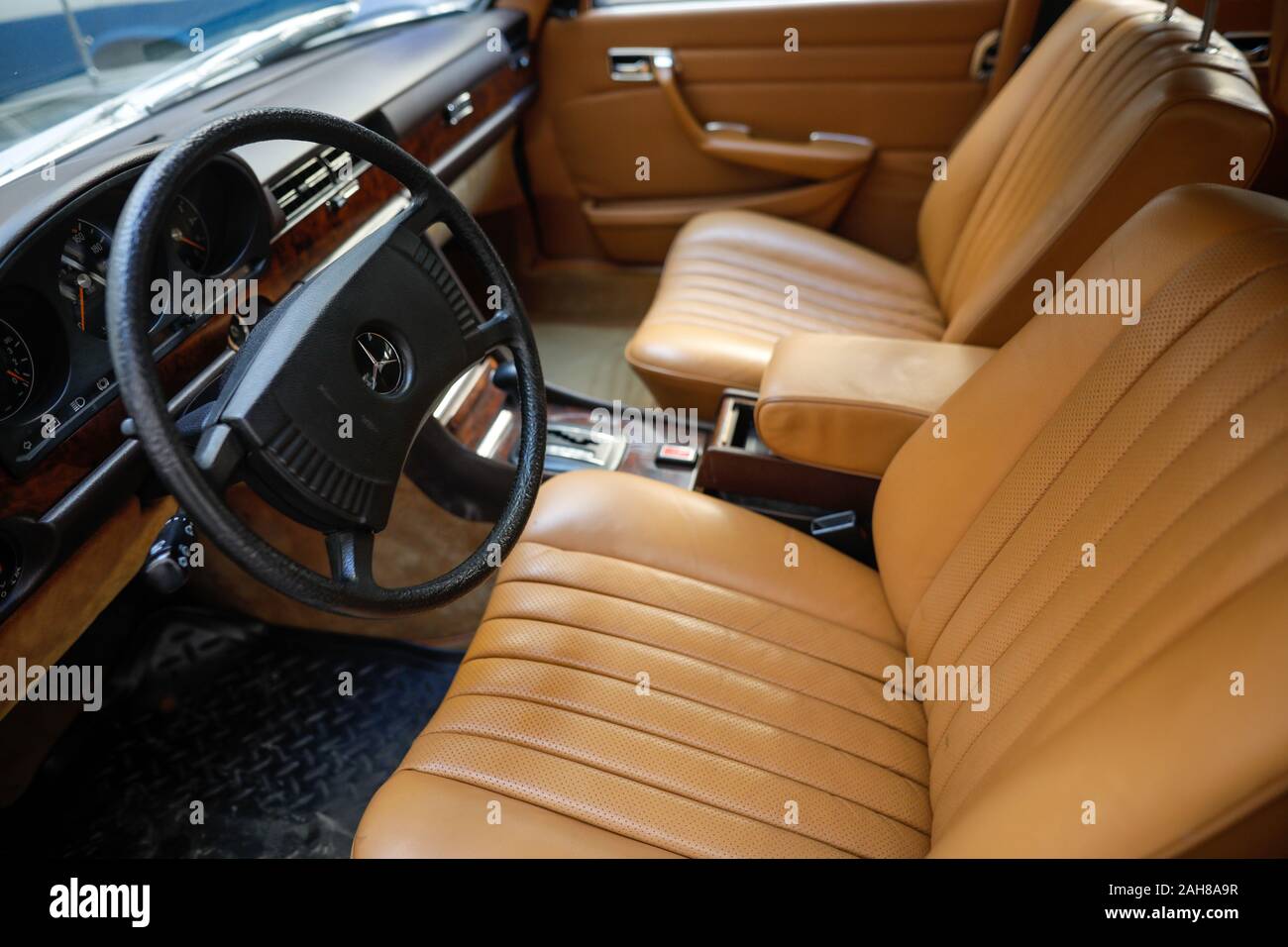 Bucarest, Romania - 22 dicembre 2019: interni di una Mercedes 450 Sel dal 1978. Foto Stock