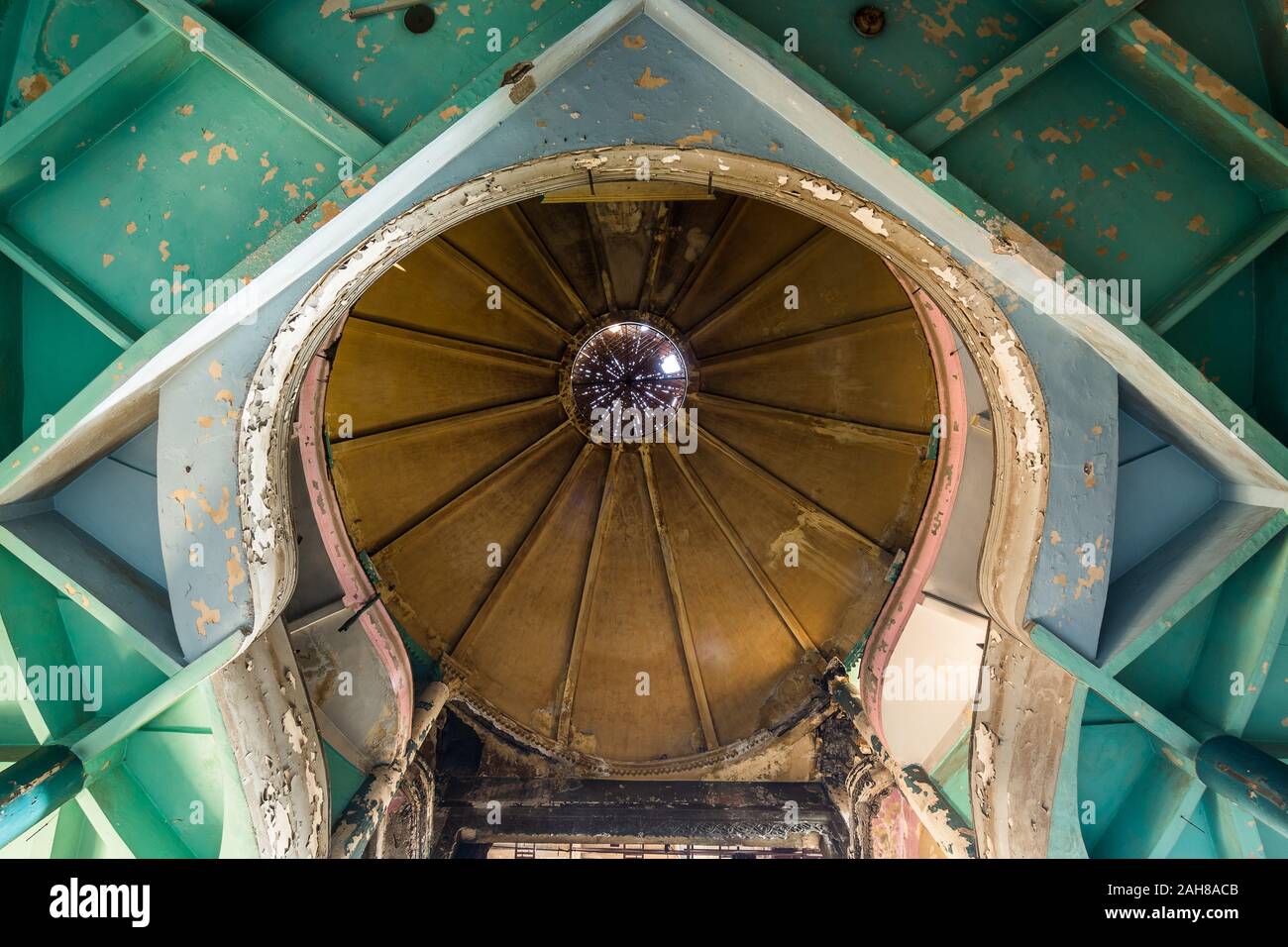 Soffitto all'interno del Grand Theatre di Beirut o "Le Grand Theatre des Milles et une Nuits', un edificio abbandonato a Beirut Central District, Libano Foto Stock