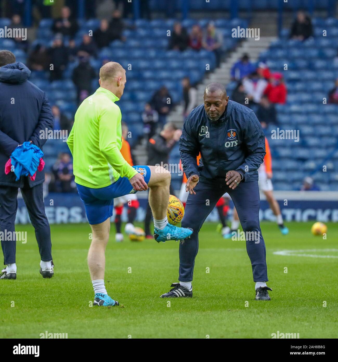 Glasgow, Regno Unito. Il 26 dicembre 2019. Rangers FC hanno giocato la loro Boxing Day League contro Kilmarnock FC a casa propria, Ibrox Stadium, Govan Glasgow. Sebbene i Rangers hanno vinto solo uno degli ultimi cinque incontri di campionato con Kilmarnock a Ibrox, un 1 - 0 vittoria nel maggio 2018, hanno registrato un 5 - 0 home win over Kilmarnock nella Coppa scozzese nel febbraio 2019. Credito: Findlay / Alamy News Foto Stock