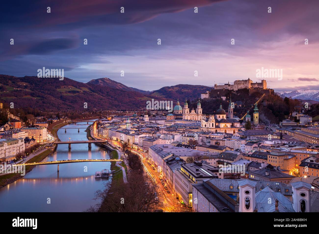 Salisburgo, Austria. Cityscape immagine di Salisburgo, in Austria con il duomo di Salisburgo durante il bellissimo tramonto in inverno. Foto Stock