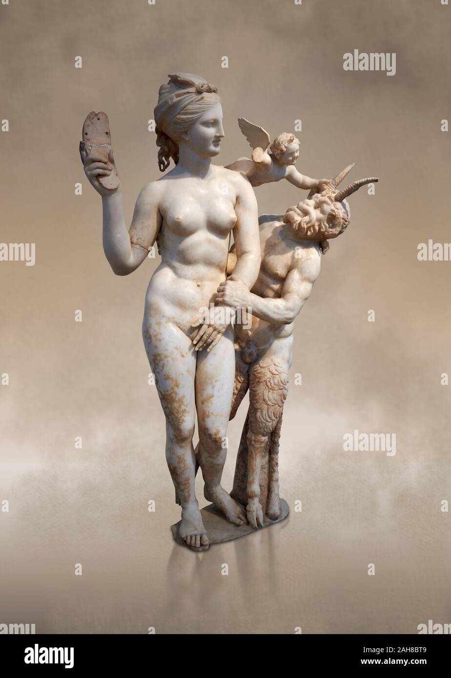 Hellenstic statua in marmo gruppo di Afrodite (Venere) con Pan e Eros, circa 100 BC, casa di Poseidonaistai di Beryttos, Delos, Atene Archa nazionale Foto Stock