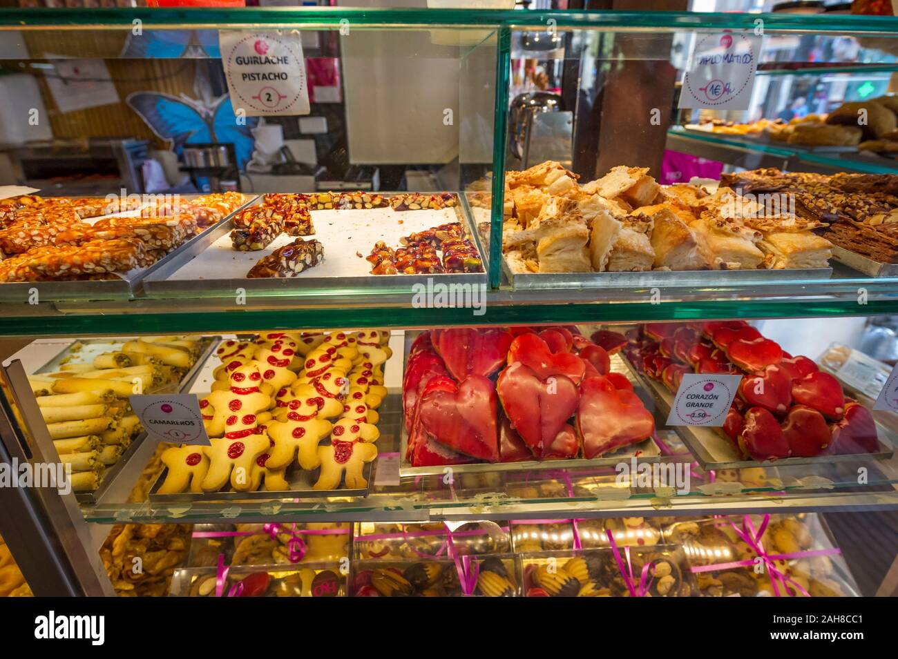Una grande selezione di torte in vendita a Madrid, Spagna Foto Stock