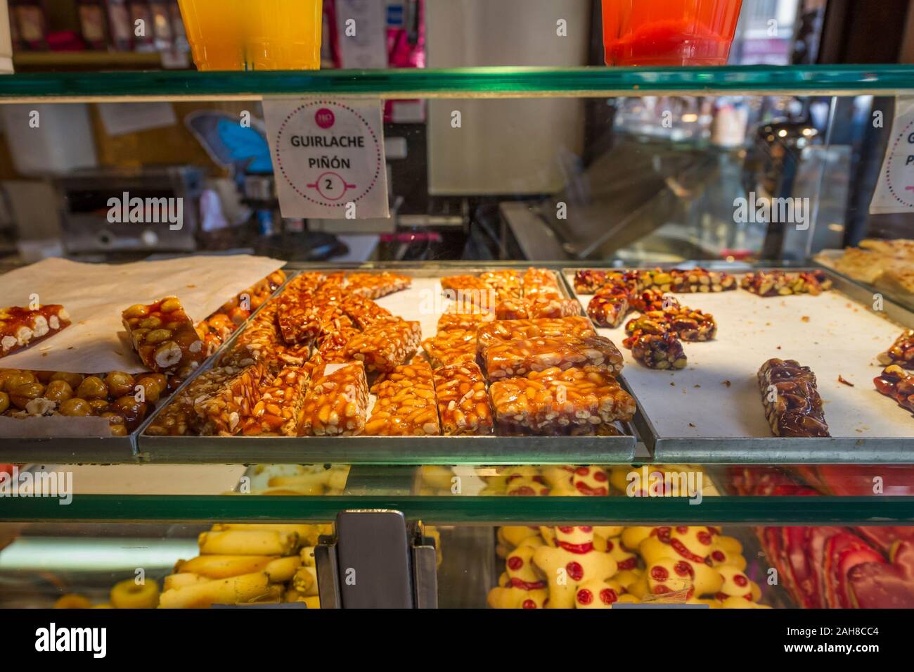 Una grande selezione di torte in vendita a Madrid, Spagna Foto Stock