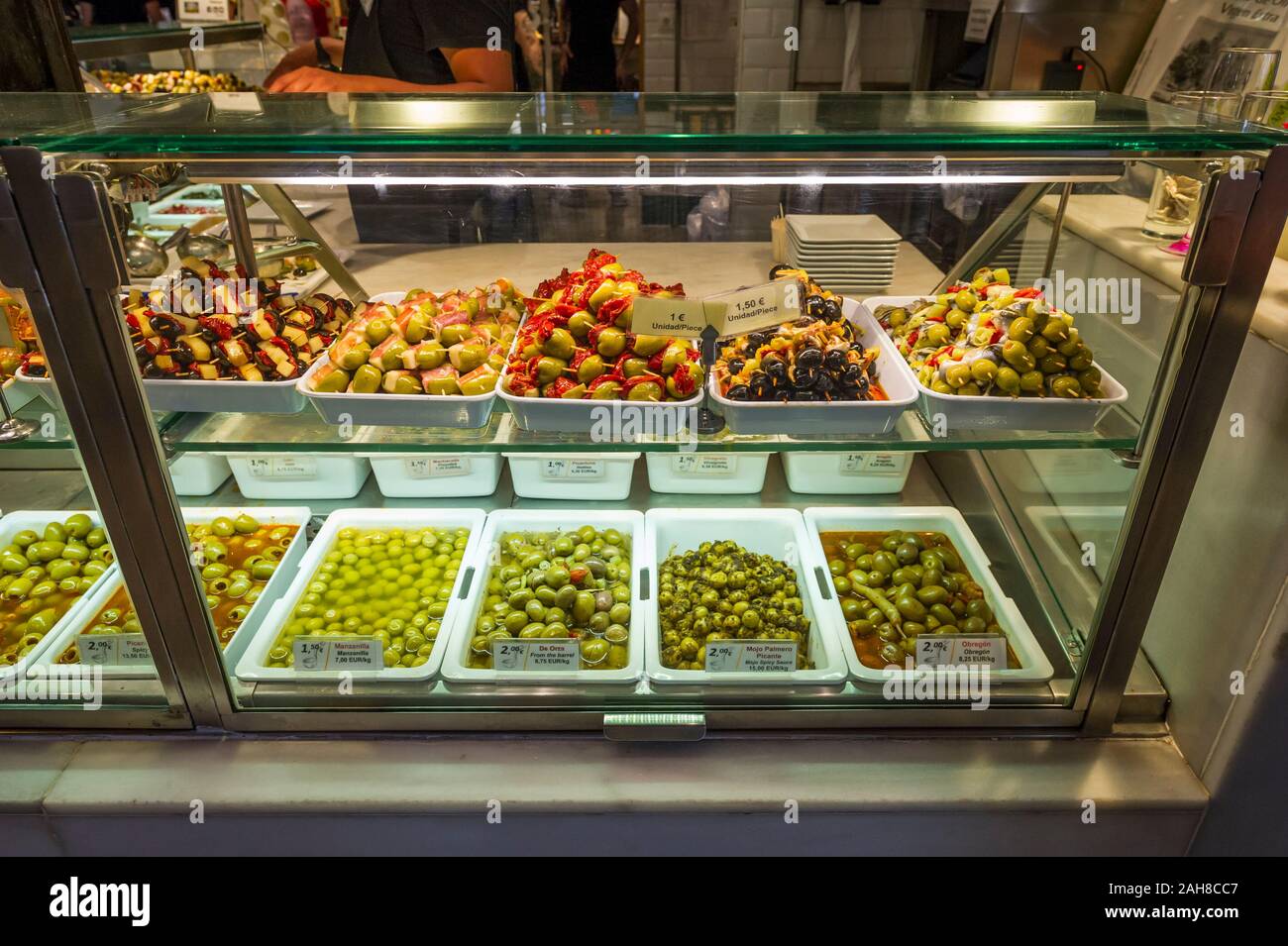 Una grande selezione di olive in vendita a Madrid, Spagna Foto Stock