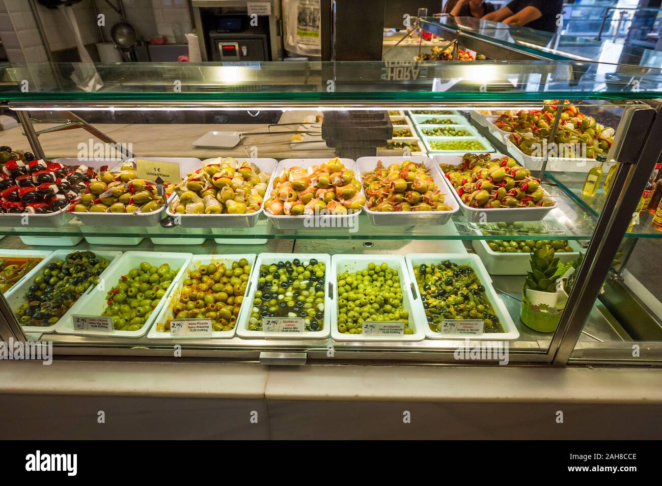 Una grande selezione di olive in vendita a Madrid, Spagna Foto Stock