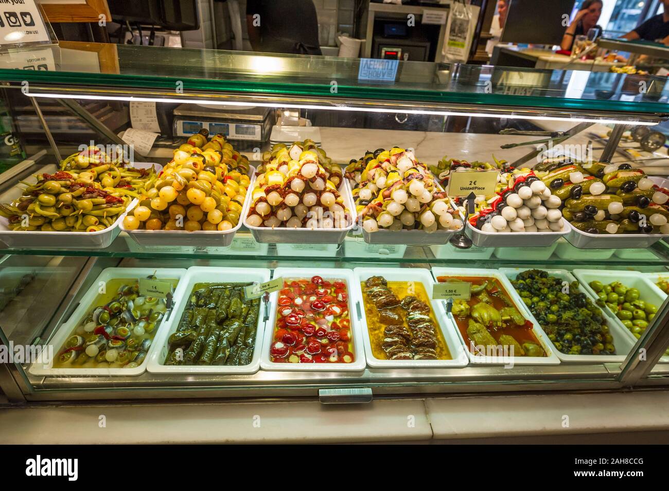 Una grande selezione di cibo in vendita a Madrid, Spagna Foto Stock