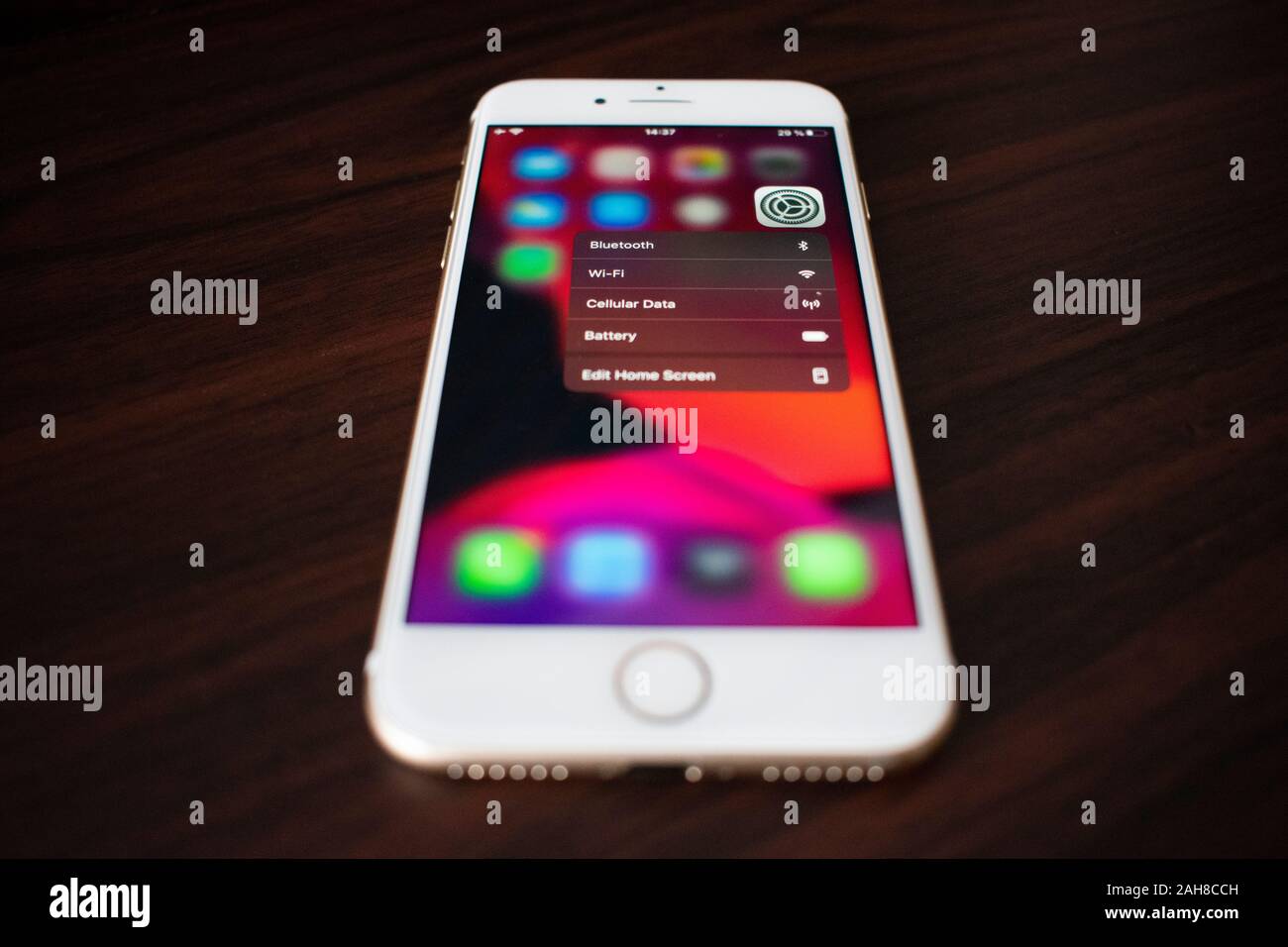 BUENOS AIRES, Argentina - 26 dicembre 2019: iPhone posa sulla tavola con l'app Impostazioni selezionate. Foto Stock