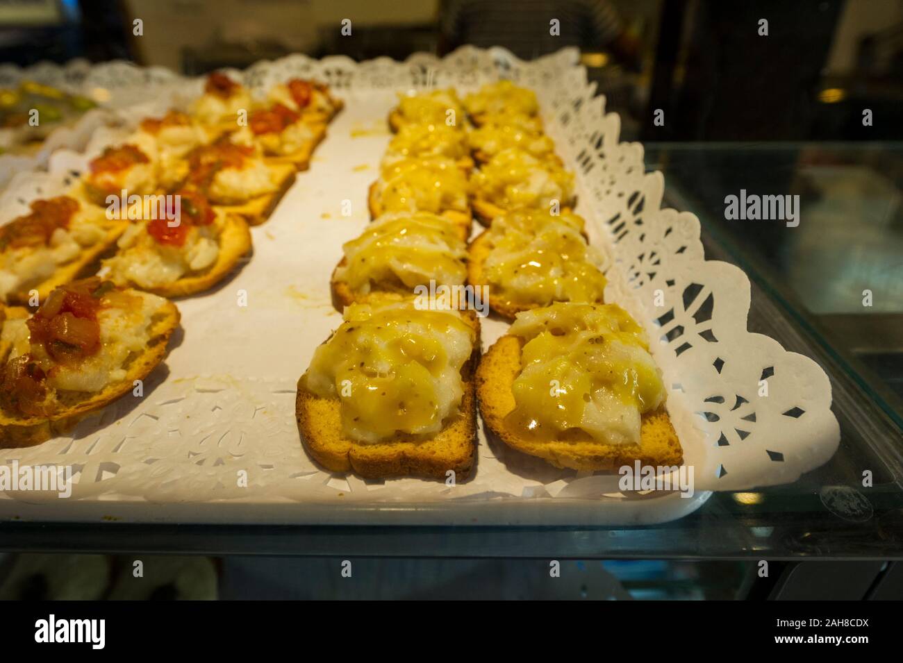 Una grande selezione di cibo in vendita a Madrid, Spagna Foto Stock