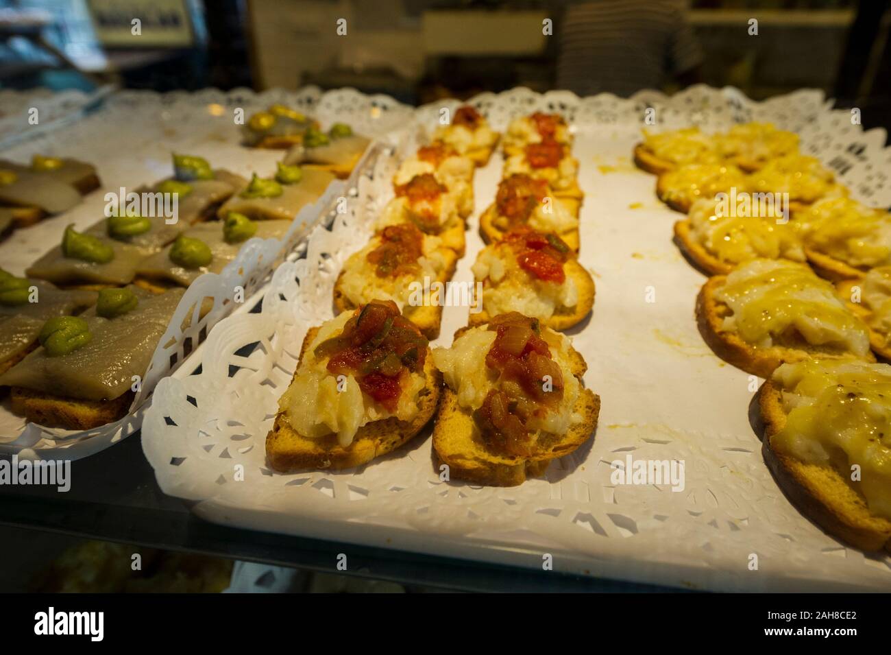 Una grande selezione di cibo in vendita a Madrid, Spagna Foto Stock