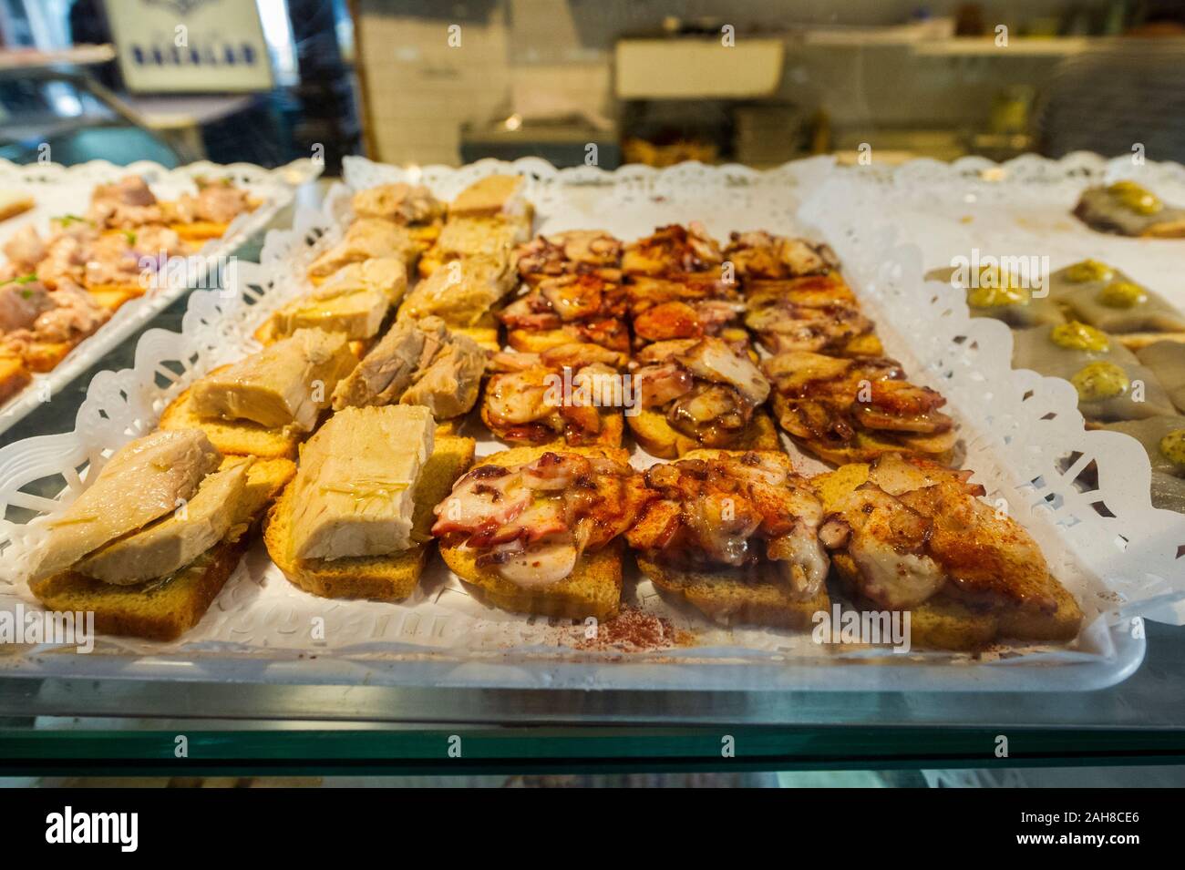 Una grande selezione di cibo in vendita a Madrid, Spagna Foto Stock