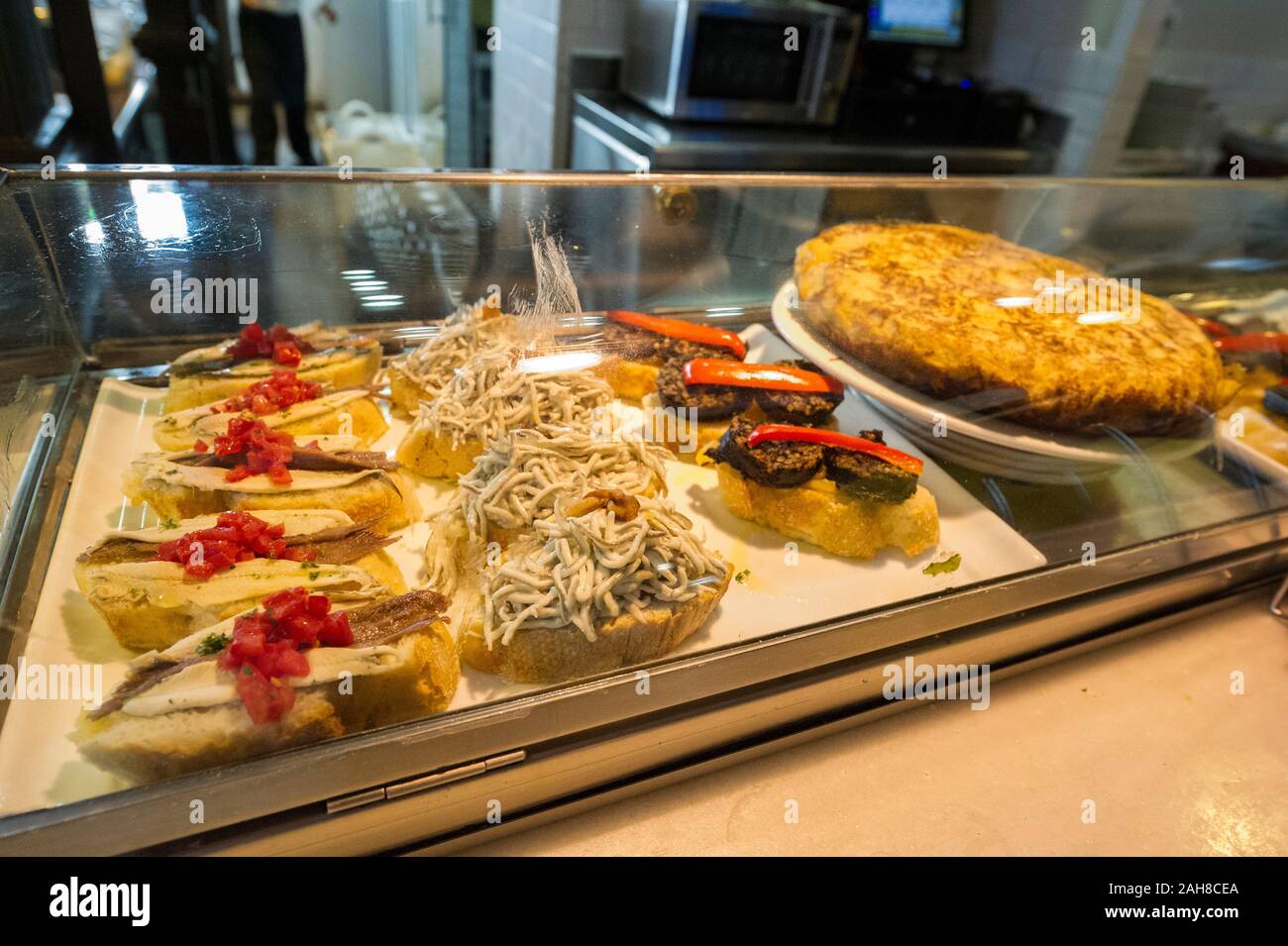 Una grande selezione di cibo in vendita a Madrid, Spagna Foto Stock