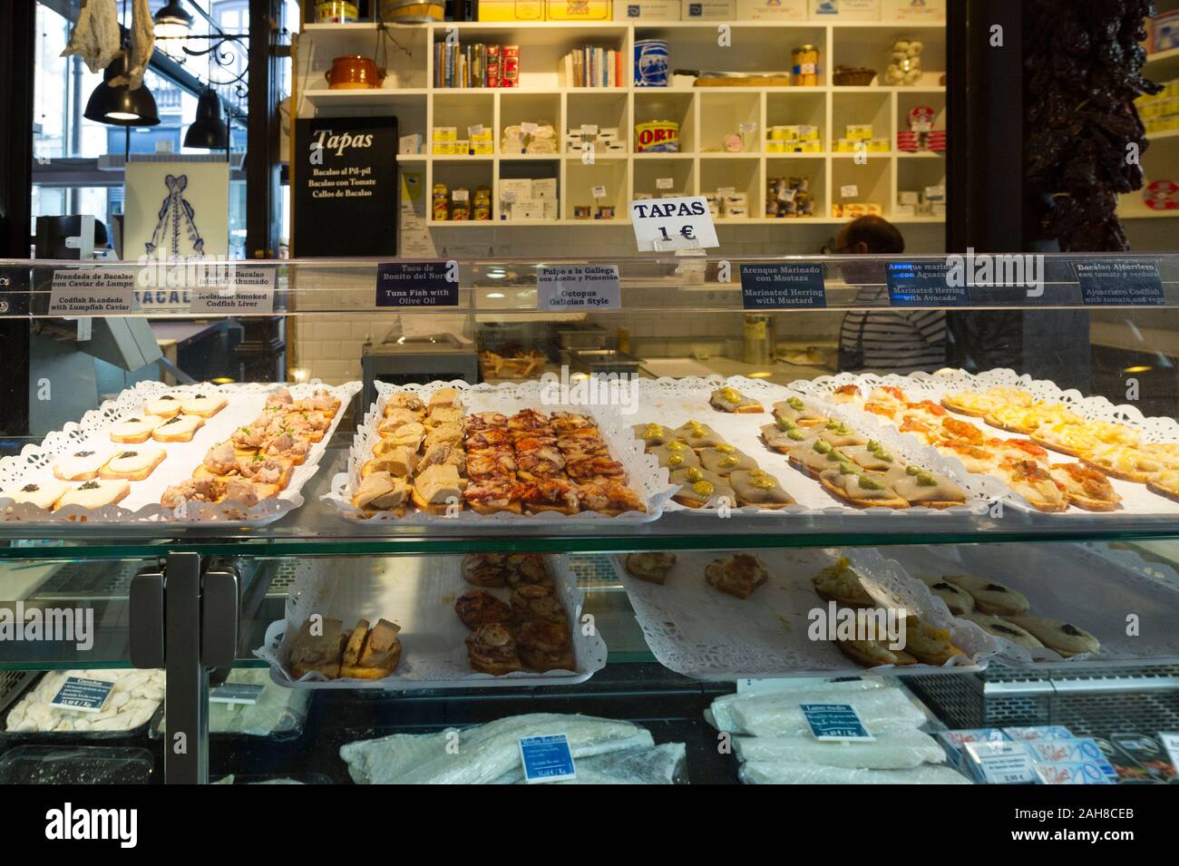 Una grande selezione di cibo in vendita a Madrid, Spagna Foto Stock