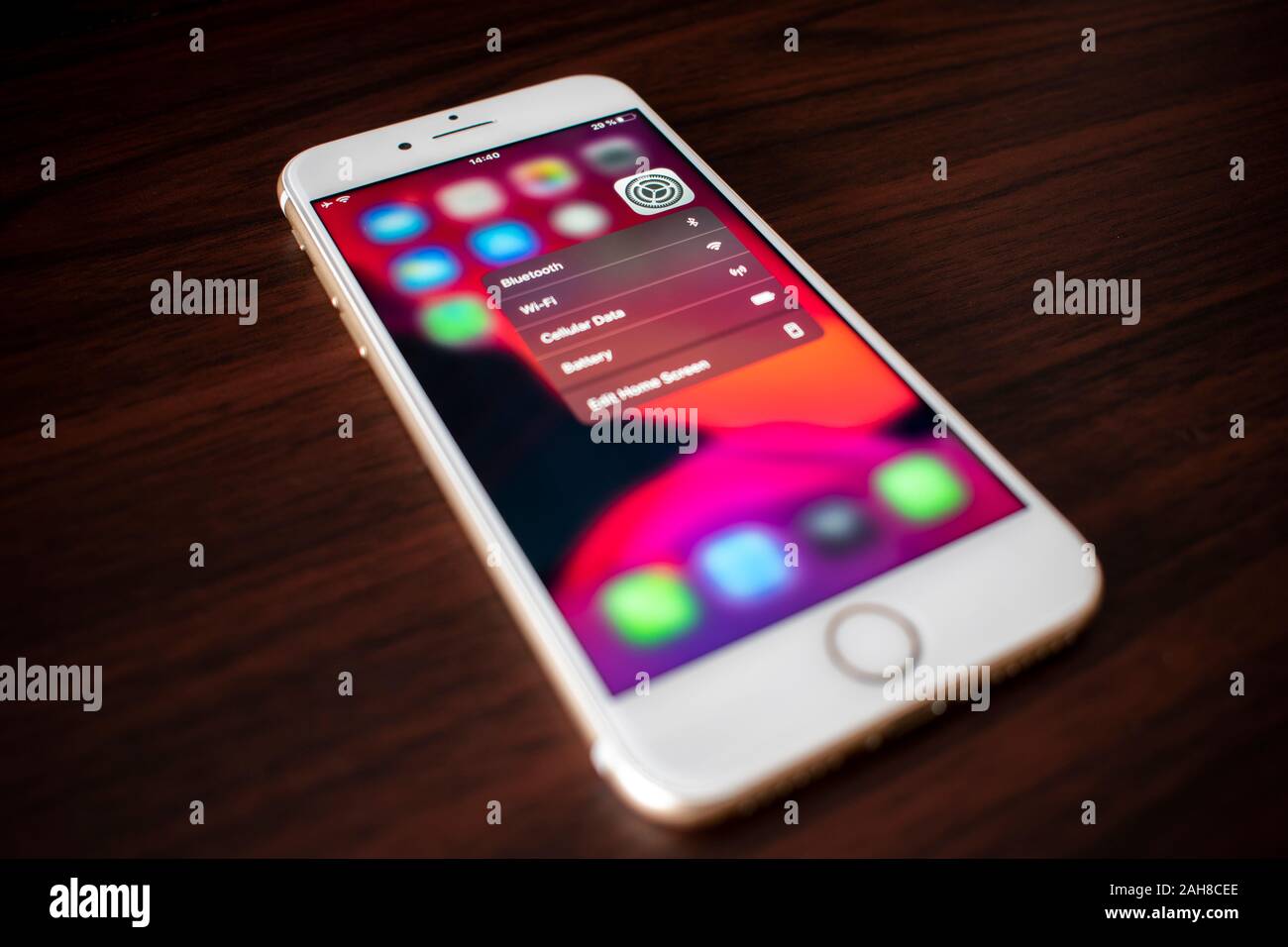 BUENOS AIRES, Argentina - 26 dicembre 2019: iPhone sulla tabella che mostra Icona impostazioni sulla modalità buia. Foto Stock