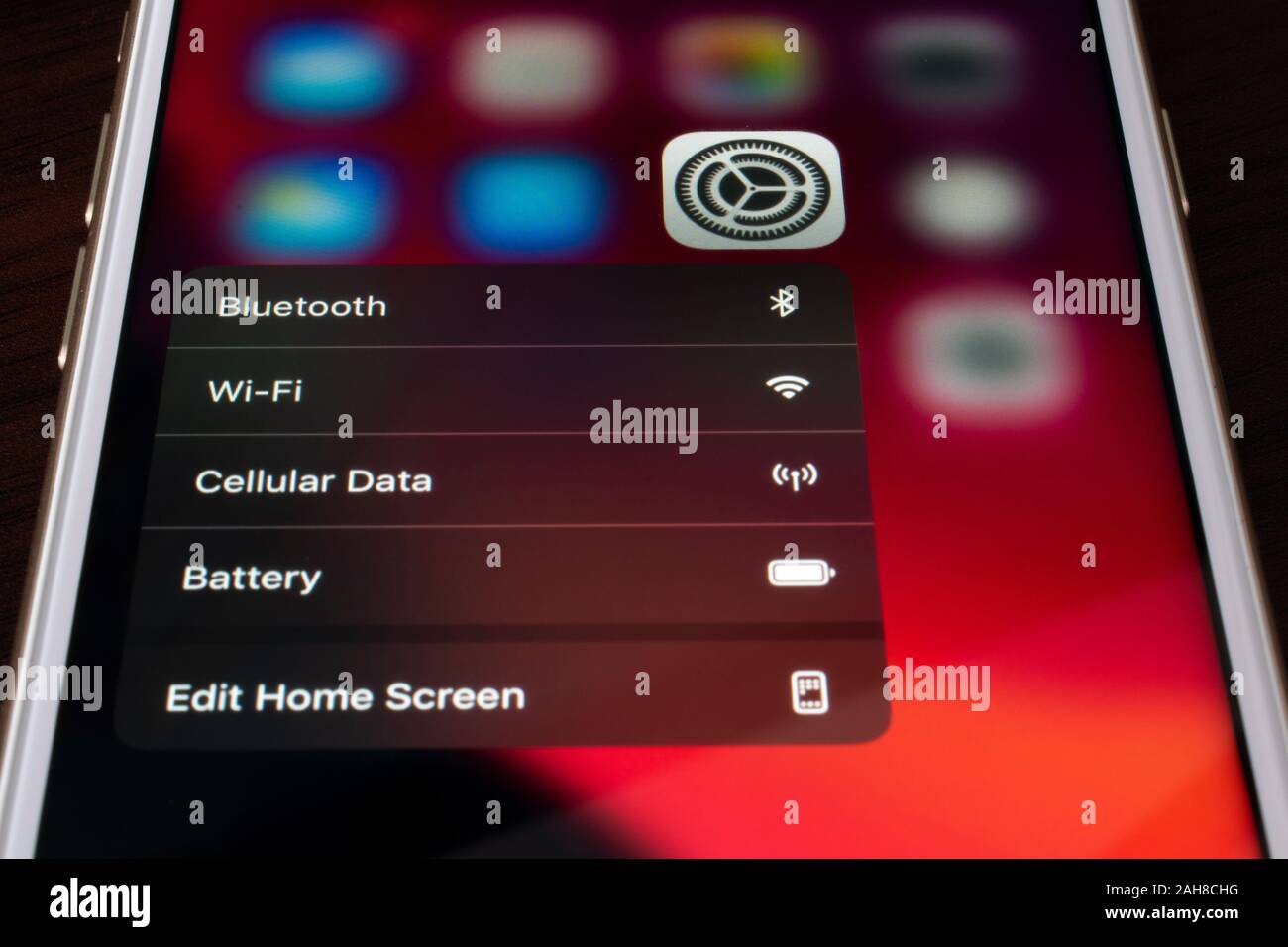 BUENOS AIRES, Argentina - 26 dicembre 2019: configurazione pop-up su iOS 13 modalità buia. Foto Stock
