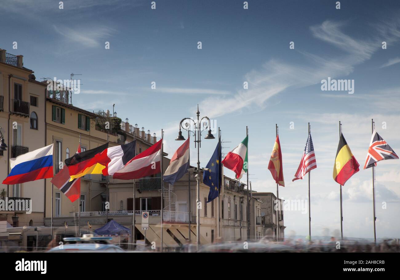 Diverse bandiere nazionali battenti in Italia città di Sorrento Foto Stock