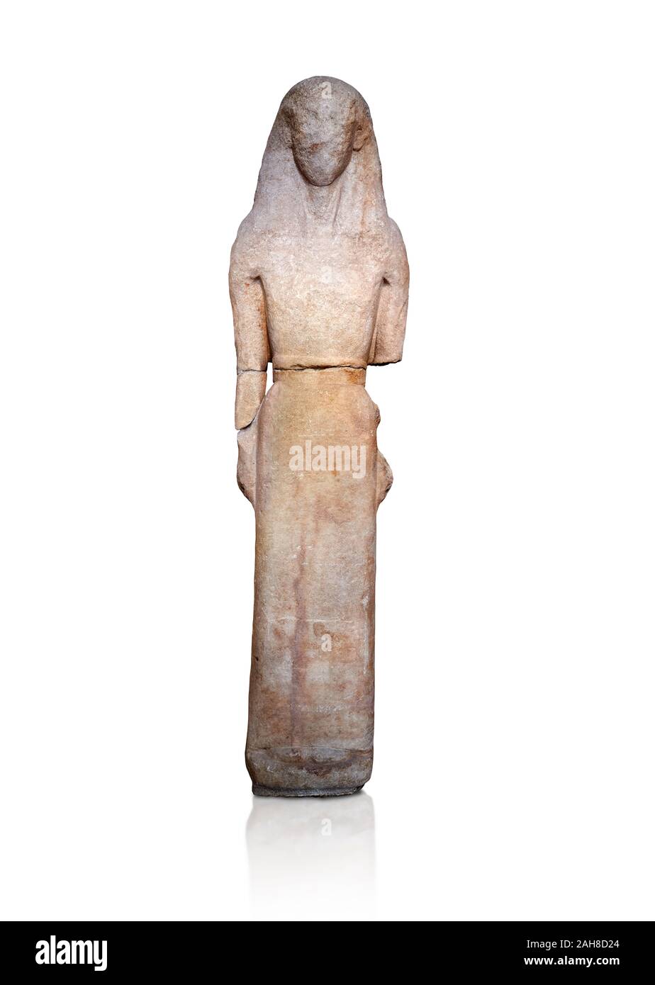 Il marmo greco antico arcaica statua di una donna, trovato su Delos, circa 650 A.C. Atene Museo Archeologico Nazionale. Cat No 1. Contro il bianco. Uno dei Foto Stock