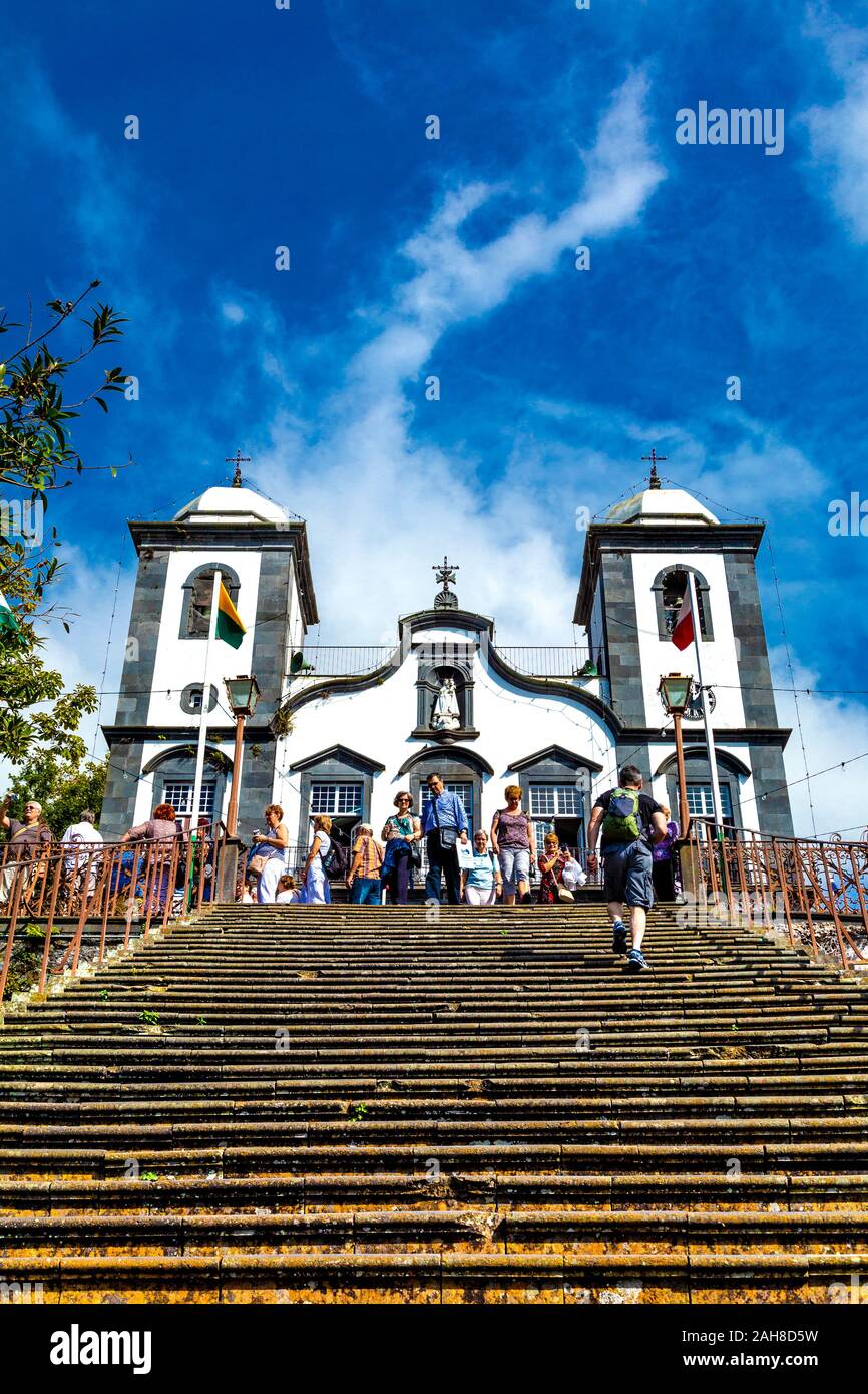 Esterno della Chiesa Madre di nostra Signora di Monte nel quartiere Monte di Funchal, Madeira, Portogallo Foto Stock