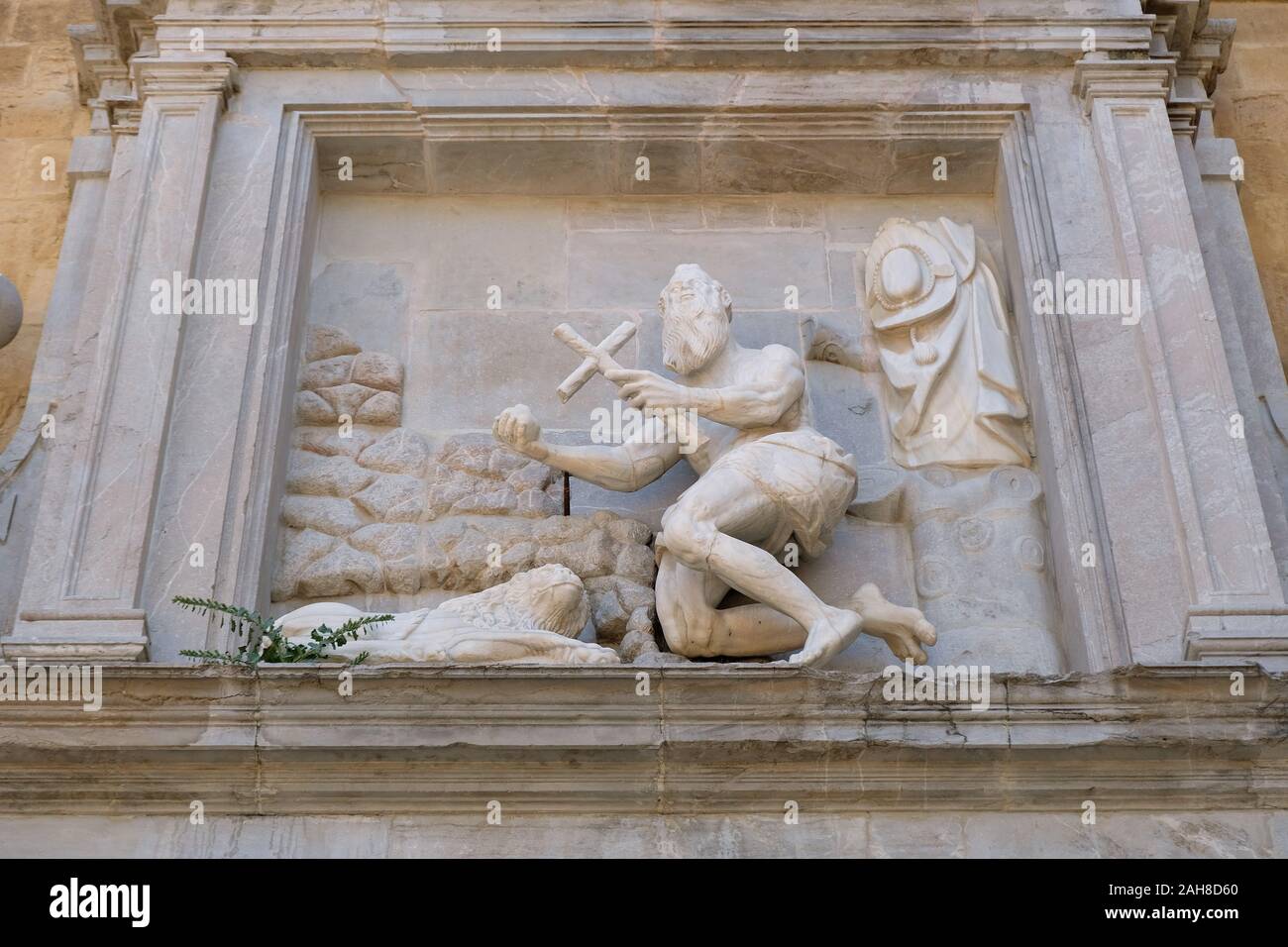 Scolpita in rappresentazione di San Girolamo sul muro esterno al di sopra della cappella porta presso il Real Monasterio de San Jerónimo de Granada a Granada, Spagna. Foto Stock