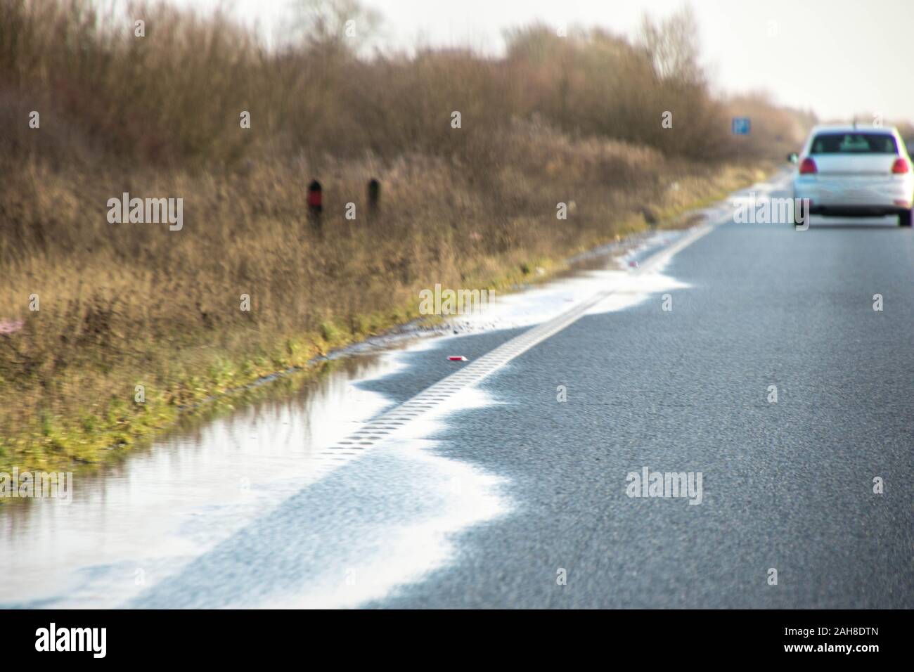 Una strada principale attraverso la parte del Regno Unito è conica off per proteggere i driver da guida attraverso un invaso lane. Foto Stock