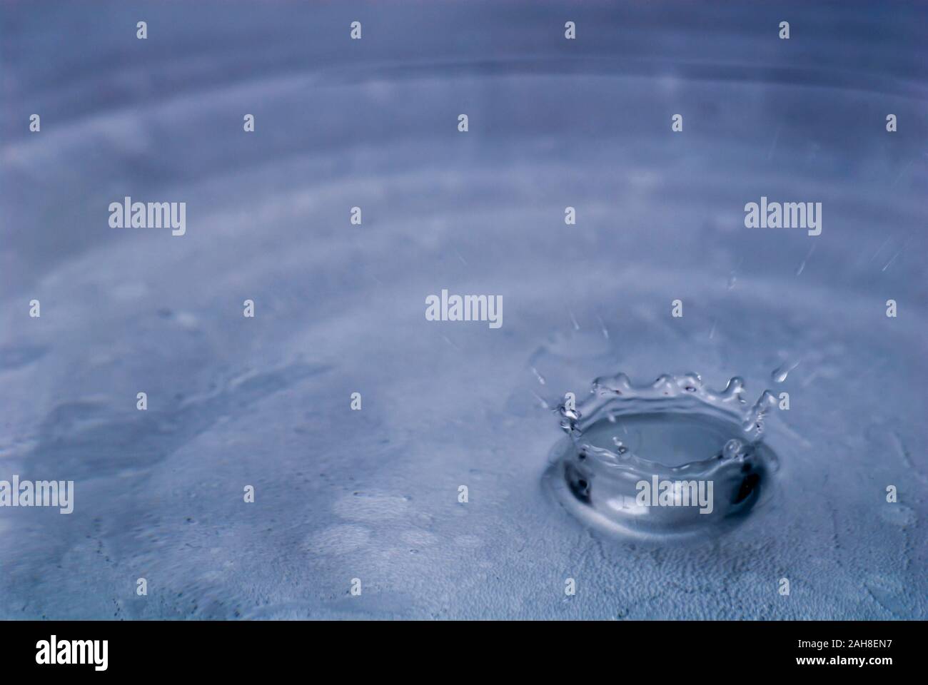 Un primo piano colpo di acqua bella ondulazione causata da una caduta sulla superficie dell'acqua Foto Stock