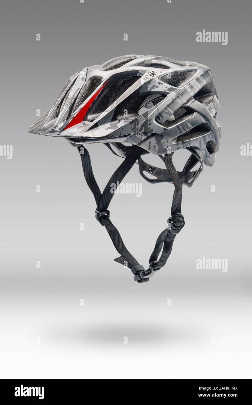 Studio shot di grigio a Colori di mimetizzazione ciclismo casco. Vista di tre quarti, di protezione Attrezzature sportive Foto Stock