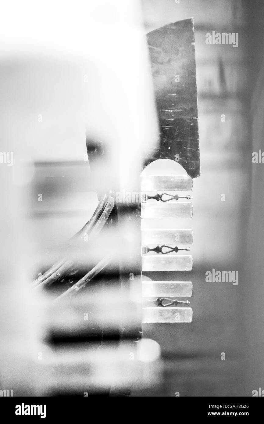 Primo piano in bianco e nero dei pettini di ferro sulla prua di due gondole a Venezia Foto Stock