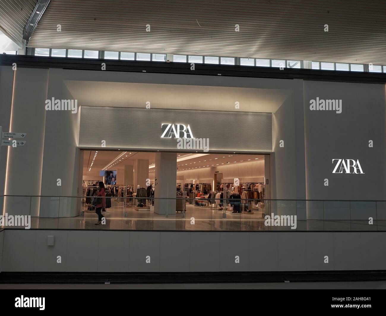 Zara a Lagoh shopping center. Siviglia, in Andalusia, Spagna Foto stock -  Alamy