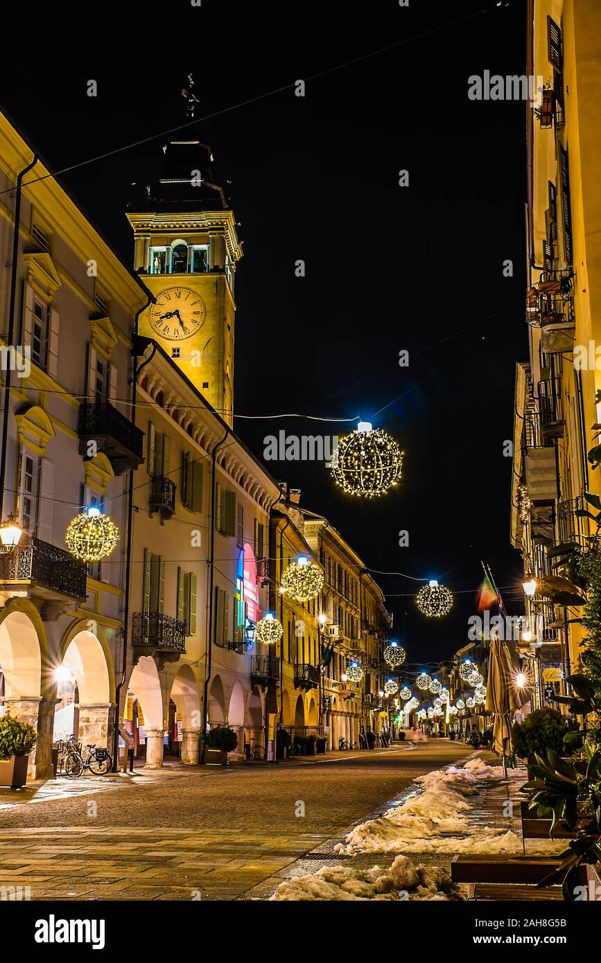 Cuneo è una città nel sud del Piemonte che ha più di 60 mila abitanti. Fu  costruita tra il Gesso e Stura fiumi Foto stock - Alamy