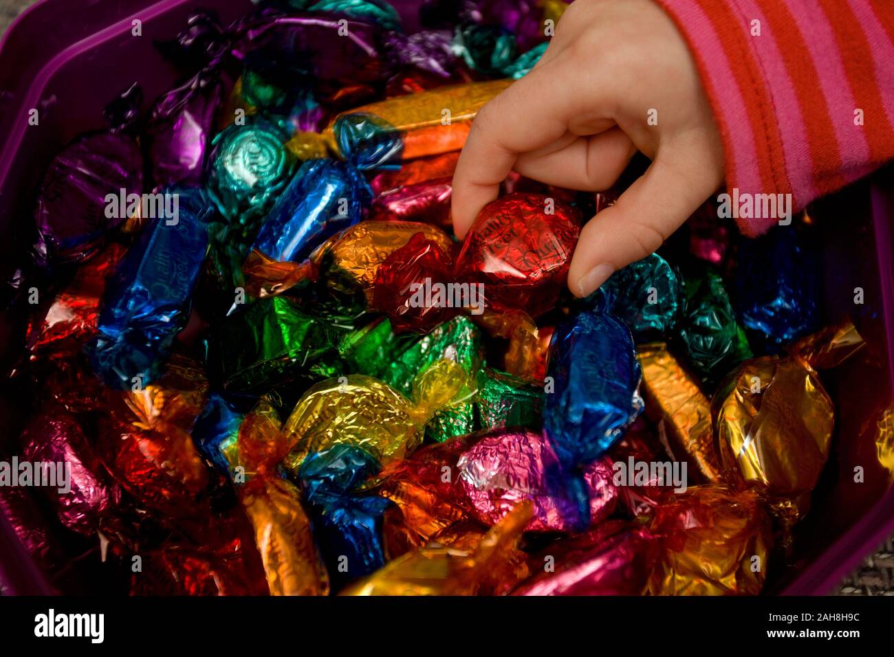 Childs raccolta a mano fuori qualità preferiti street cioccolato Foto Stock