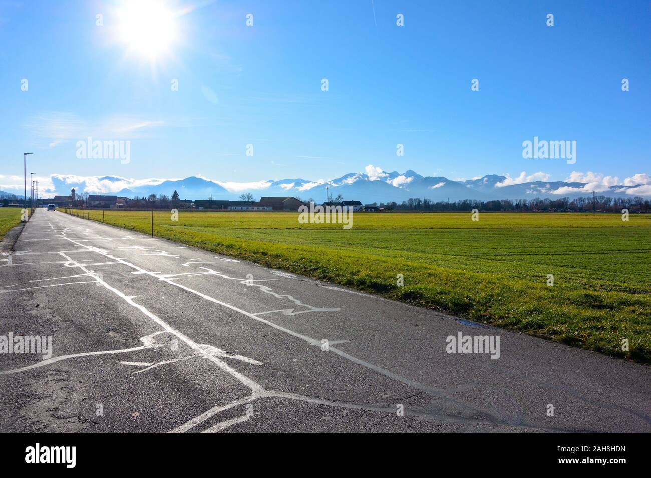 Alpi Montagne Vista panoramica, Monte Wendelstein, cielo blu e nuvole. Da Rosenheim, Baviera, Baviera, Germania Foto Stock