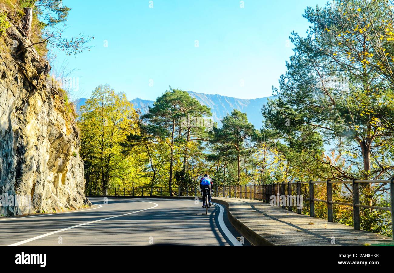 Strada con driver di bicicletta, alpi Thunersee, sul lago di Thun in autunno. Il cantone di Berna. La Svizzera. Foto Stock