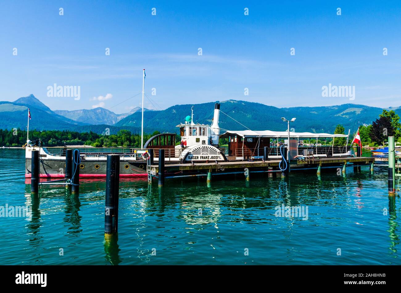 9 Luglio 2013: la splendida vista sul lago Wolfgangsee da in St Sankt Wolfgang im Salzkammergut con montagne delle Alpi. Nei dintorni di Salisburgo, Austria Foto Stock