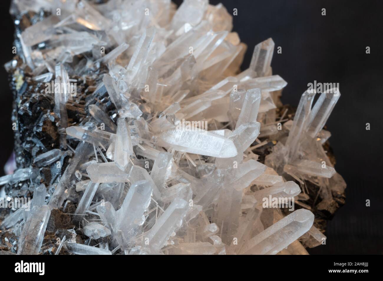 Macro di guardare al di sopra il cristallo di montagna. Foto Stock