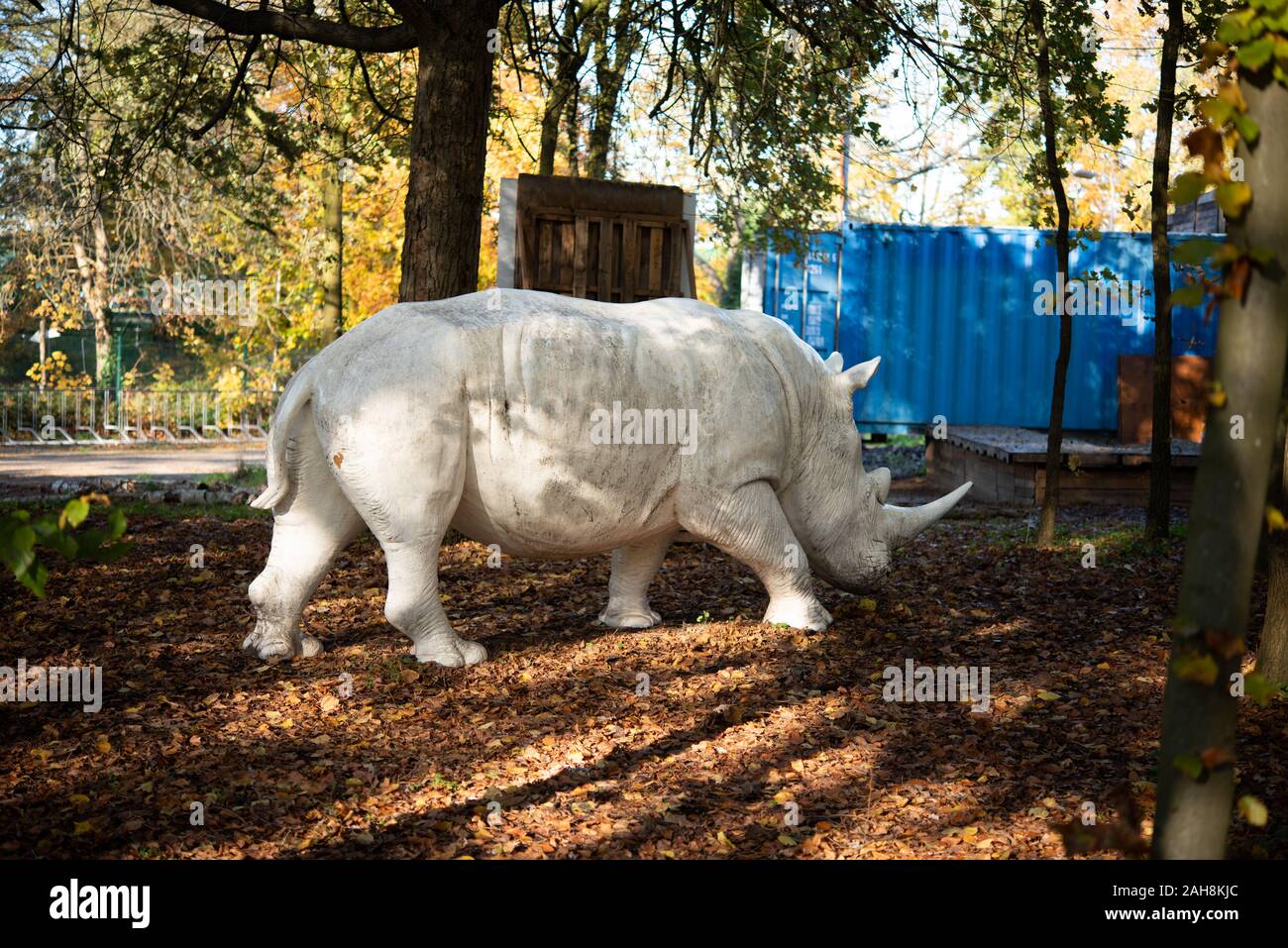 Statua fuori un rinoceronte bianco o rinoceronte nel bosco Foto Stock