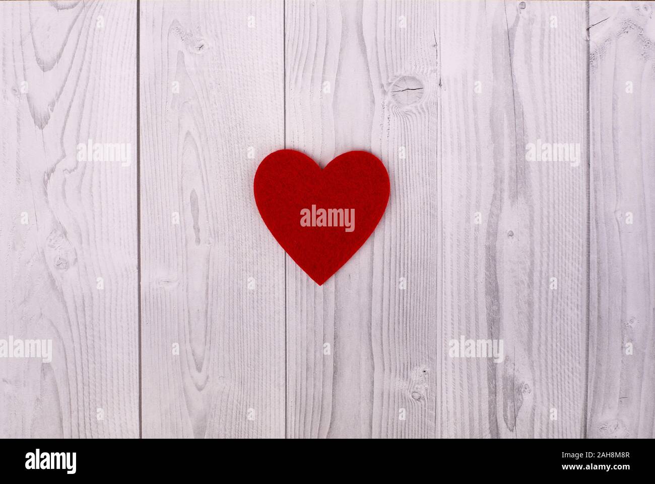 Cuore rosso su un grigio e bianco sullo sfondo di legno. il giorno di san valentino concetto Foto Stock