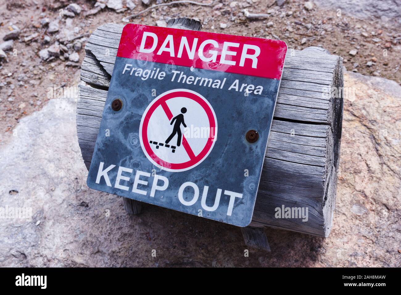 Segnale di avvertimento "pericolo, fragile zona termale, tenere fuori' all artista Paint Pots, il Parco Nazionale di Yellowstone, Wyoming negli Stati Uniti Foto Stock
