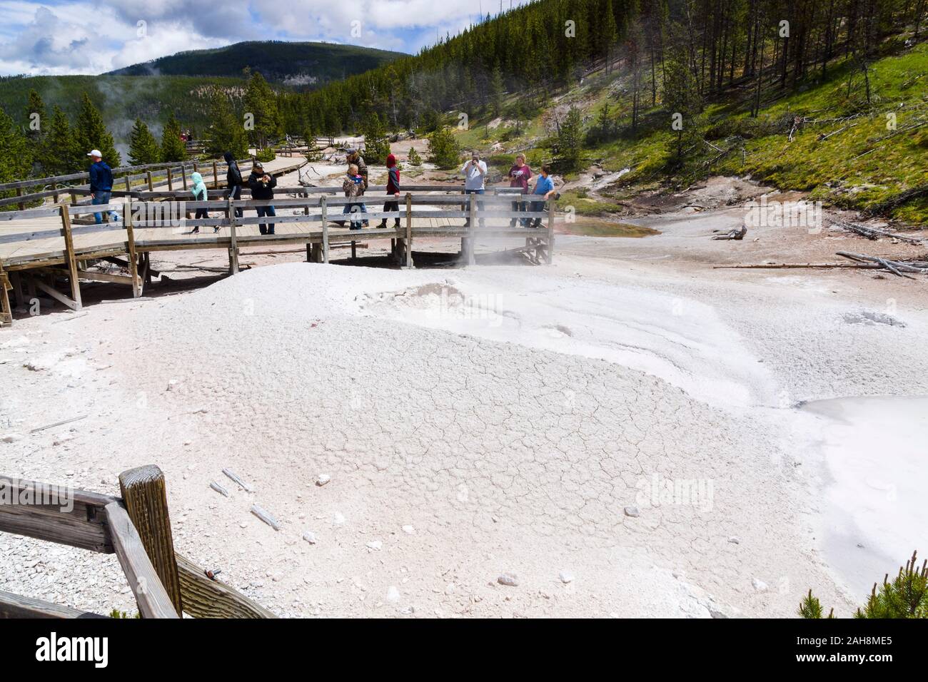 I turisti a guardare il fango porta a artista Paint Pots, il Parco Nazionale di Yellowstone, Wyoming negli Stati Uniti Foto Stock