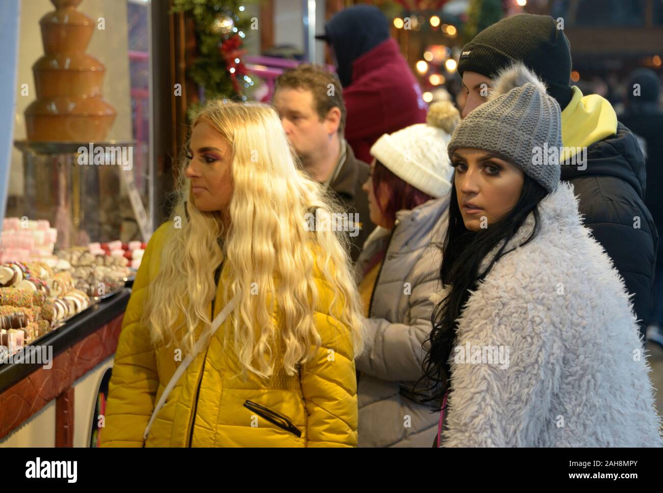 Due giovani donne al cioccolato, di stallo nel Paese delle Meraviglie Invernali. Foto Stock