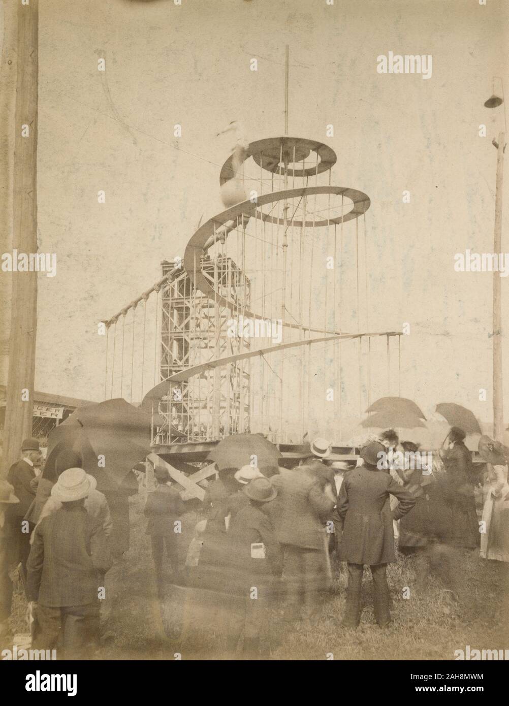 Antique c1890 fotografia, acrobat bilanciamento sulla cima di una palla sul "spirale presso la Grande Fiera interstatale in Elmira, New York." Fonte: FOTOGRAFIA ORIGINALE Foto Stock