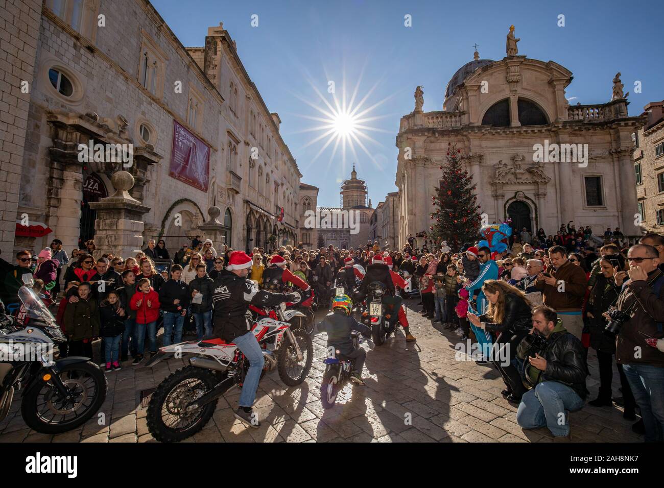 Croazia, Dubrovnik. Il 26 dicembre, 2019. Moto Club membri vestito di Santa Claus costume guidare motocicli di distribuire presenta come parte delle tradizionali feste di Natale nella Città Vecchia di Dubrovnik, Croazia, a Dic. 26, 2019. (Grgo Jelavic/Pixsell via Xinhua) Credito: Xinhua/Alamy Live News Foto Stock
