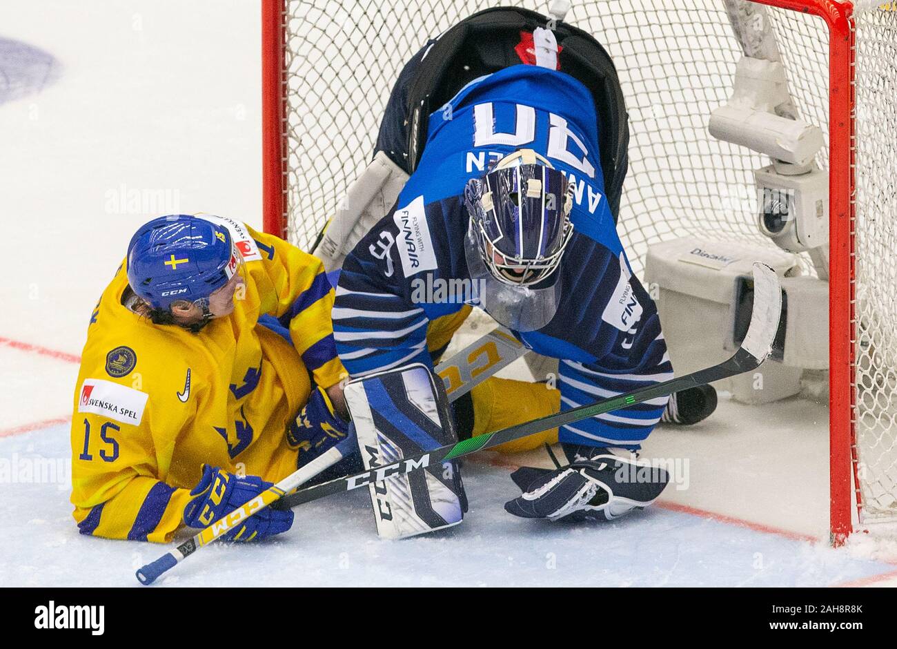 Trinec, Repubblica Ceca. Il 26 dicembre, 2019. L-R Oskar indietro (SWE) e portiere Justus Annunen in azione durante il 2020 IIHF mondo junior di Hockey su ghiaccio campionati del Gruppo una corrispondenza tra la Svezia e la Finlandia in Trinec, nella Repubblica ceca il 26 dicembre 2019. Credito: Vladimir Prycek/CTK foto/Alamy Live News Foto Stock