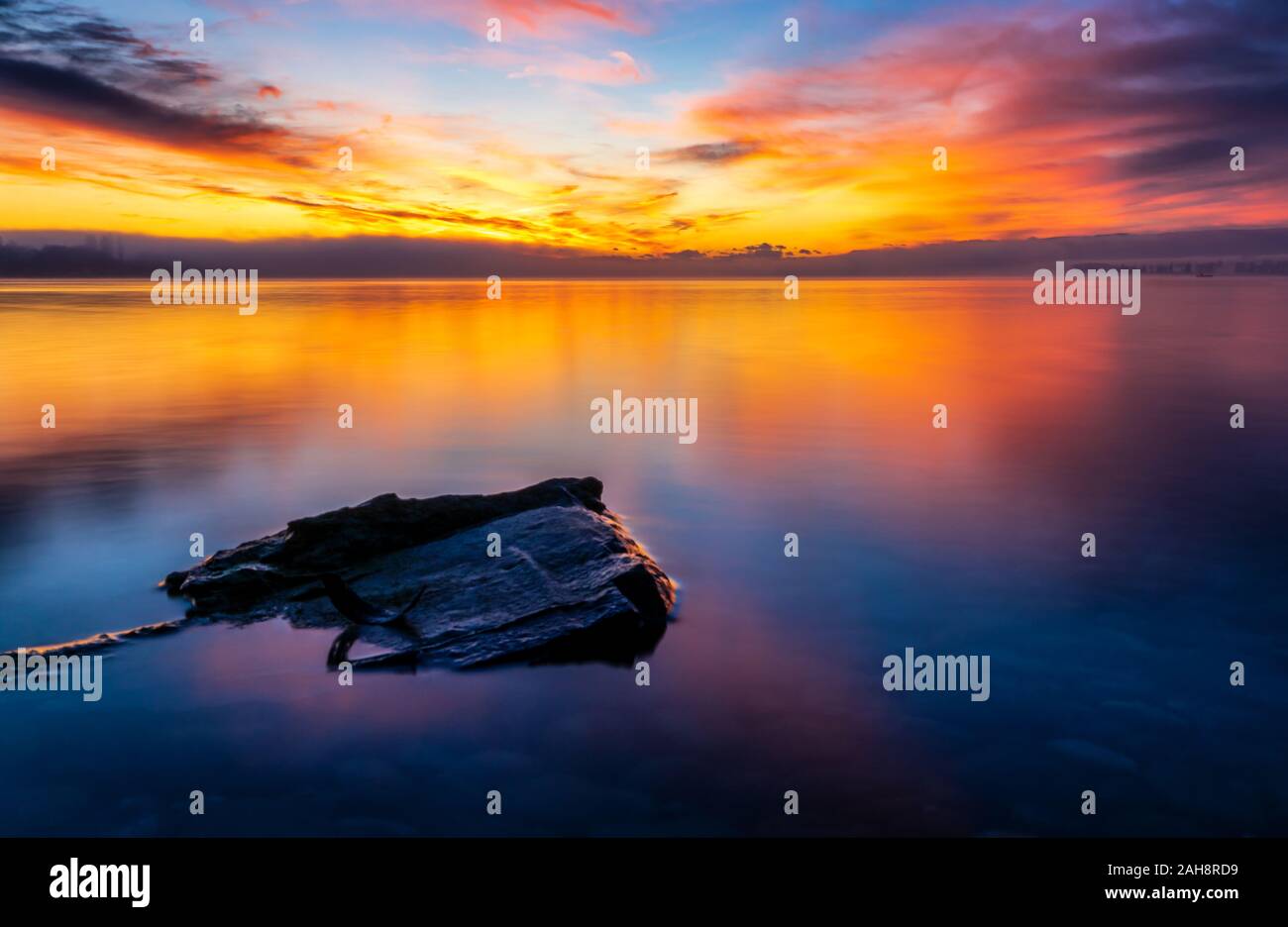 Alba sul Lago di Costanza con potenti nuvole nel cielo Foto Stock