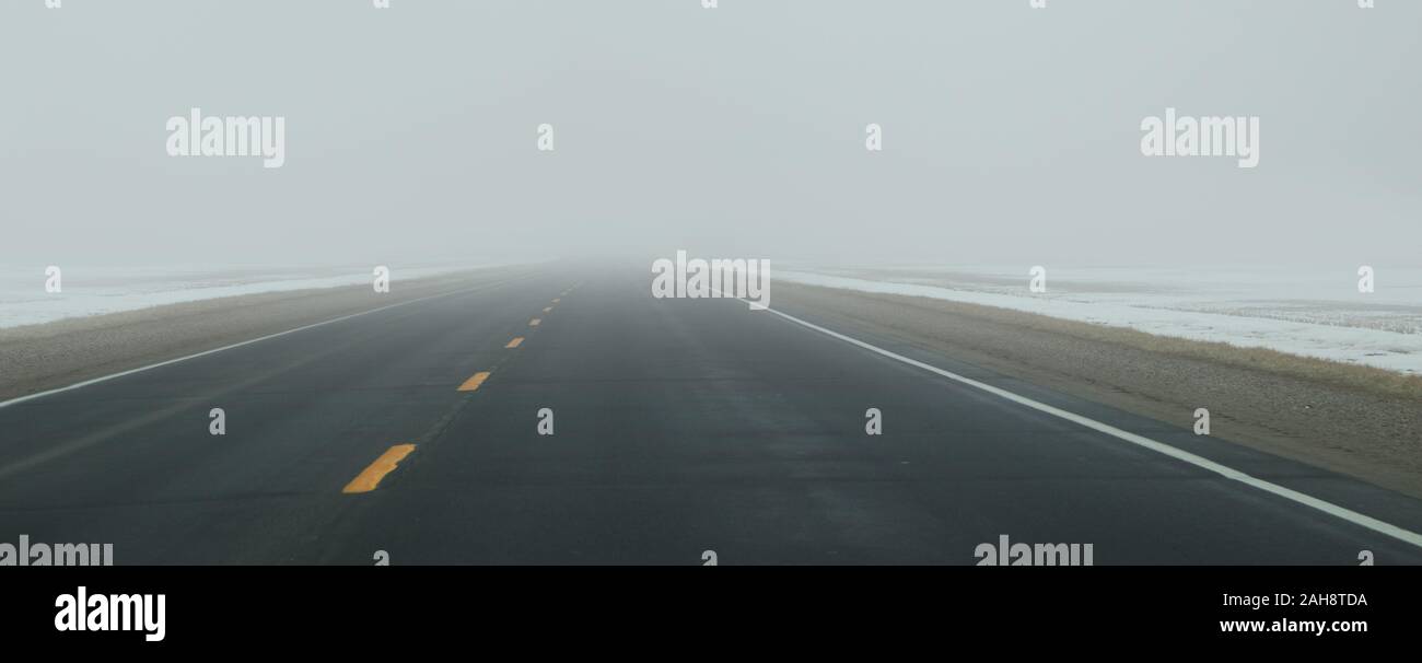 Autostrada deserta durante i mesi invernali in Nord America. Foto Stock