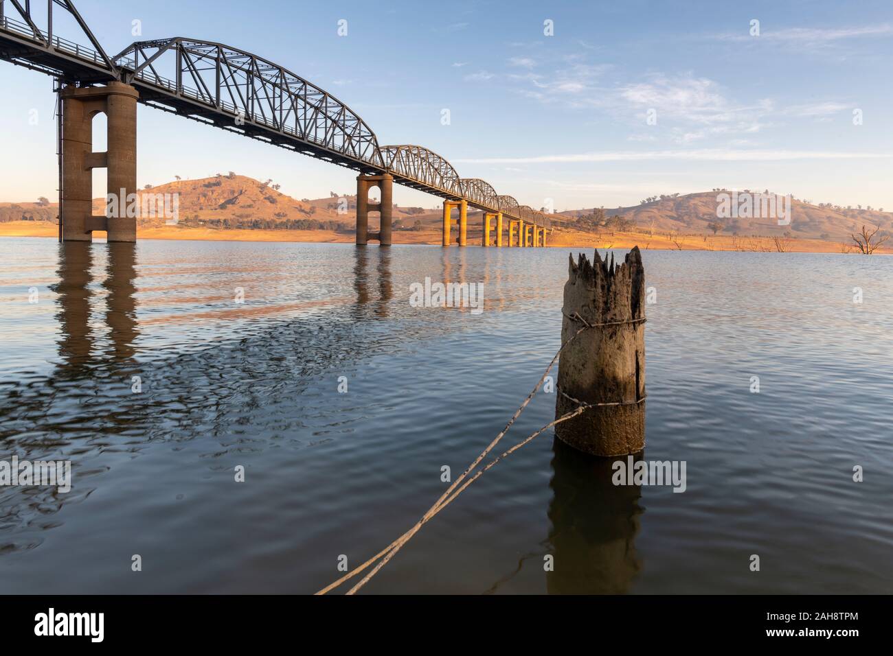 Recinzione posta, normalmente sotto l'acqua, il ponte Bethanga e il lago Hume durante la siccità. Foto Stock