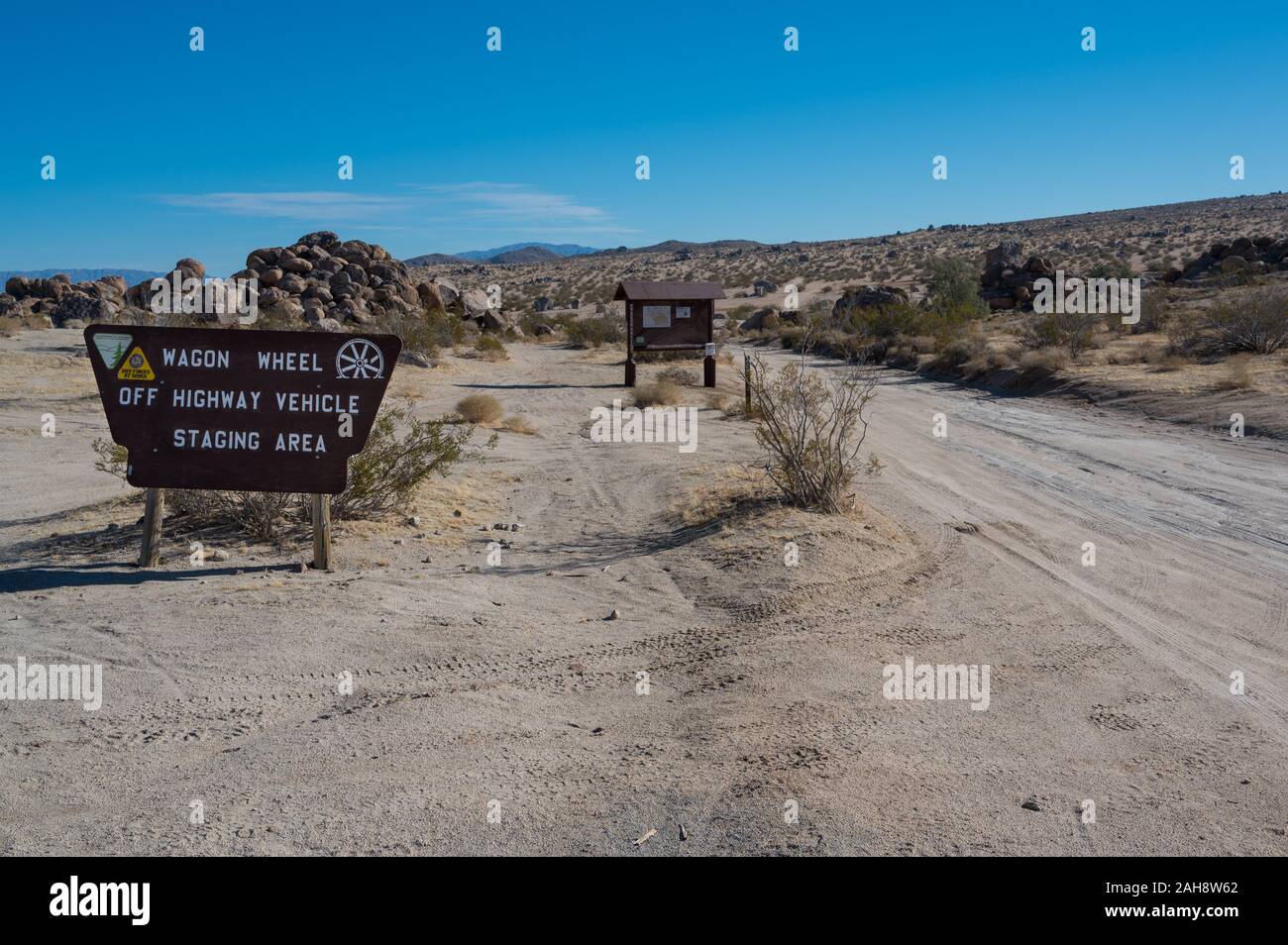 Ruota del carro l'autostrada veicolo staging area segno nel deserto della California Foto Stock