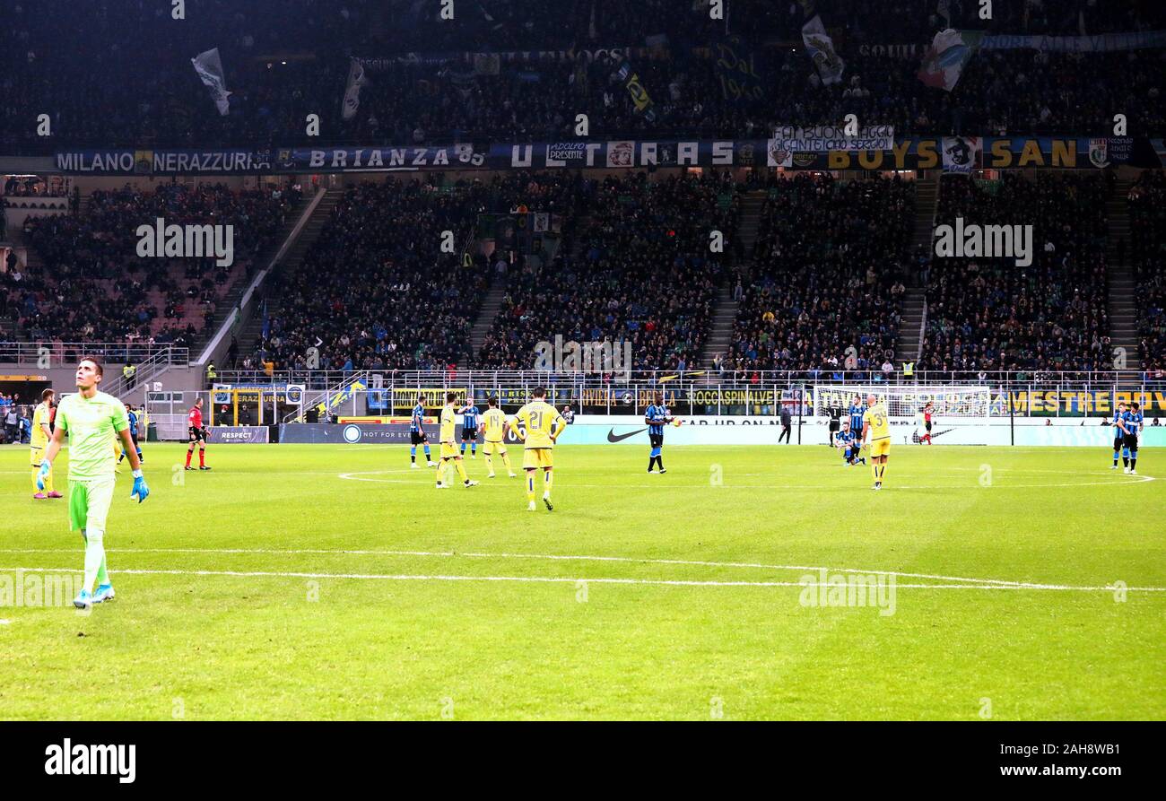 Milano, ITALIA - 09 novembre 2019: Liam Henderson guarda durante la Serie A  2019/2020 INTER contro VERONA allo Stadio San Siro Foto stock - Alamy