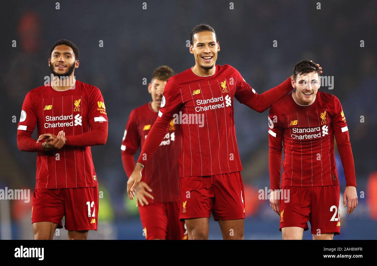 Di Liverpool Virgilio van Dijk e Andrea Robertson (destra) con Joe Gomez (sinistra) dopo il match di Premier League al King Power Stadium, Leicester. Foto Stock