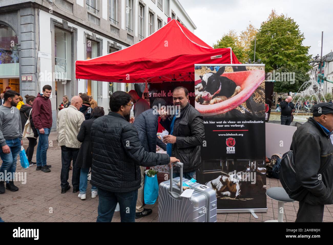 Diritti degli animali organizzazione "morso indietro' e 'Animal Liberation Front' dando dei campioni gratuiti di carni alternative sul Meir ad Anversa Ott 2019 Foto Stock