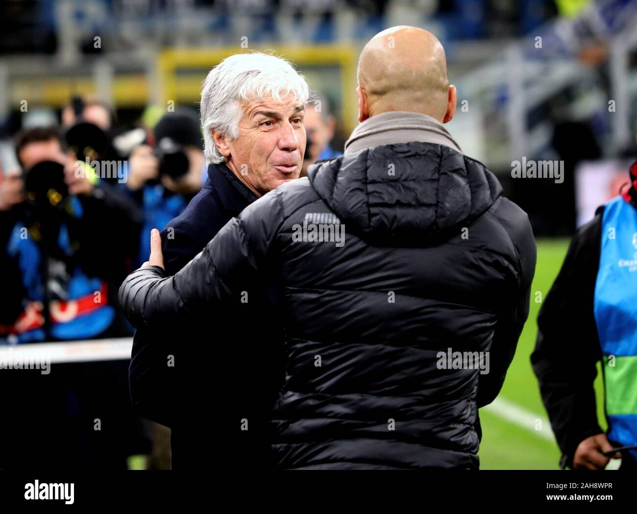 Milano, ITALIA - 6 novembre 2019: Gian Piero Gasperini scuote le mani con il responsabile della città di Manchester Pep Guardiola prima durante la UEFA Champions League Foto Stock