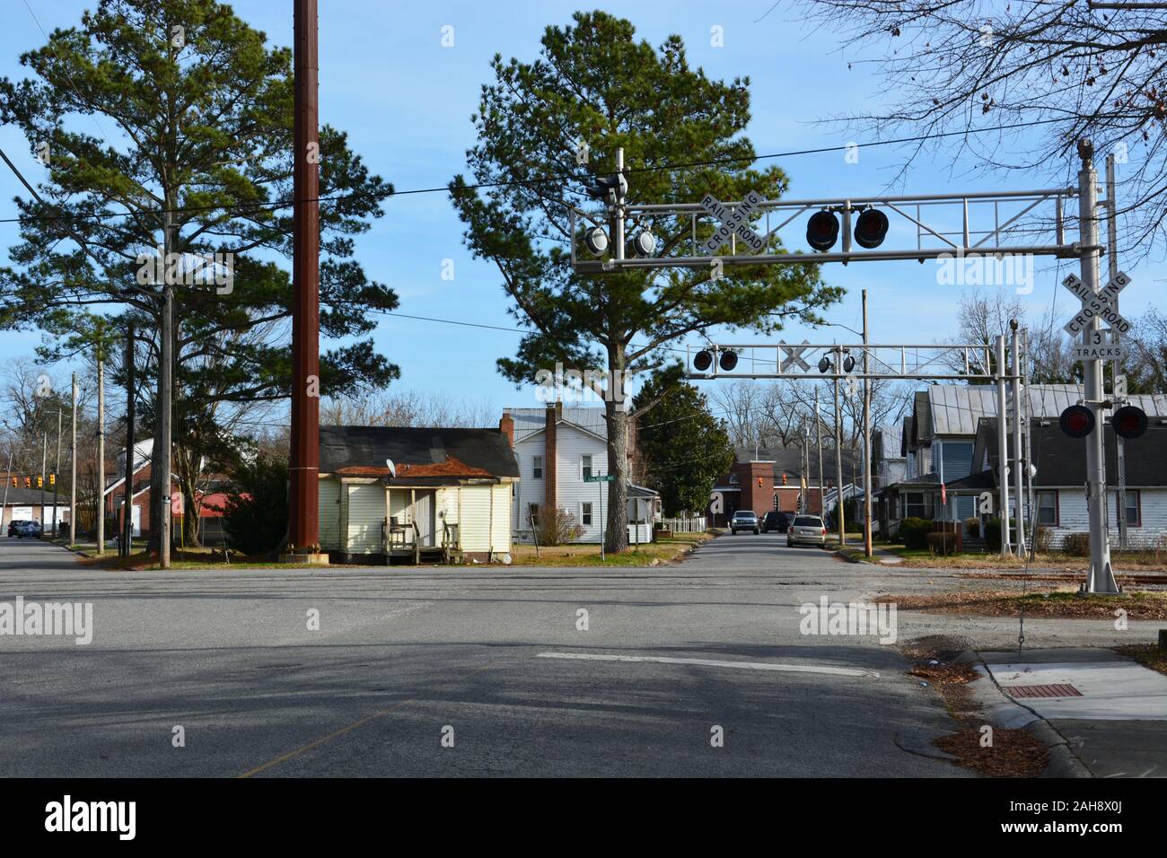 Un quartiere con piccole case lungo i binari della ferrovia nella città di Hertford North Carolina. Foto Stock